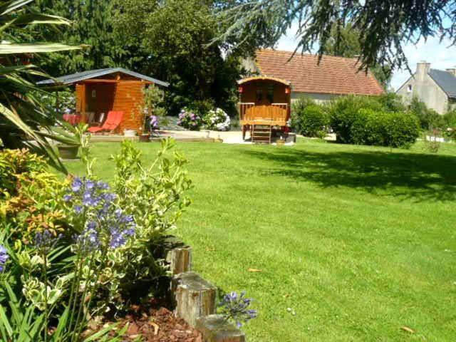 La Cle Des Roulottes Hotel Pluvigner Exterior photo