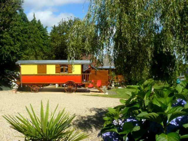 La Cle Des Roulottes Hotel Pluvigner Exterior photo